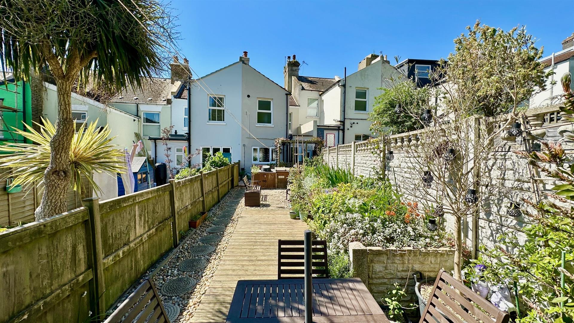 2 bed property in Athelstan Road, Hastings